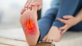 足底のしびれ、原因は「足根管症候群」かも？症状・原因・男女比...