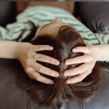 顔のたるみは「頭」からも始まっている？頭皮と表情筋の深い関係